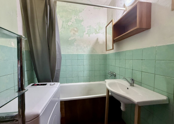 NA PREDAJ! 3 izbový byt v pôvodnom stave - Karola Adlera