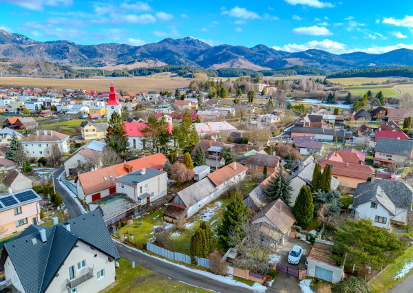 IBA U NÁS: Na predaj staršia drevenica – rodinný dom Mošovce