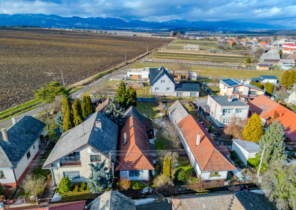 IBA U NÁS: Na predaj staršia drevenica – rodinný dom Mošovce