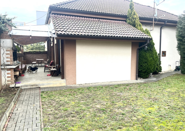 NA PREDAJ! Útulný 4i Rodinný dom s garážou Bošany centrum