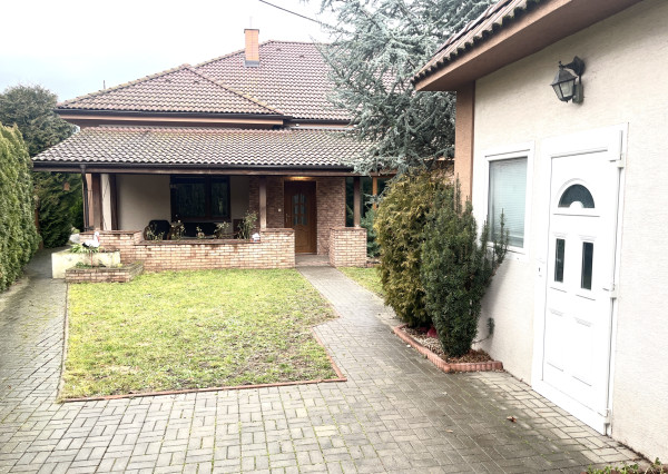 NA PREDAJ! Útulný 4i Rodinný dom s garážou Bošany centrum