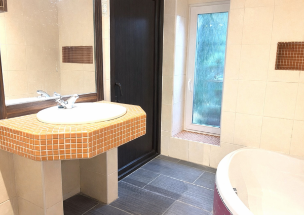 NA PREDAJ! Útulný 4i Rodinný dom s garážou Bošany centrum