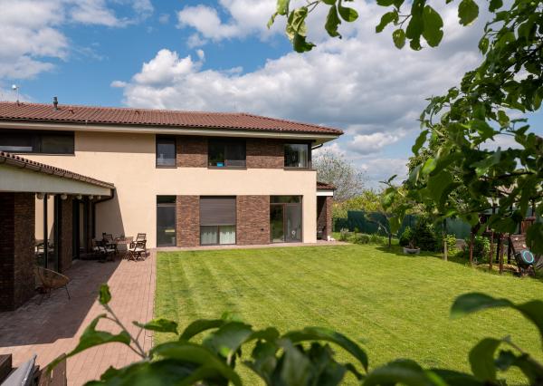 NA PREDAJ! 6-izbový dom s bazénom, Limbach