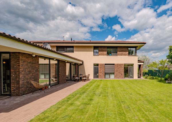 NA PREDAJ! 6-izbový dom s bazénom, Limbach