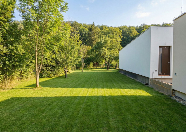 NA PREDAJ! Lukratívny pozemok s chatou v Myslave