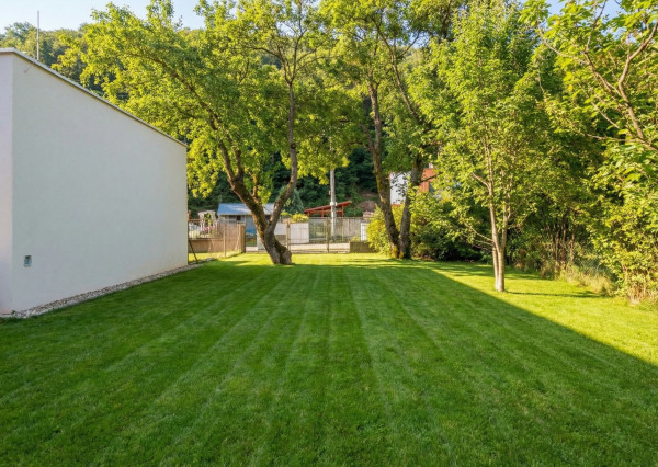 NA PREDAJ! Lukratívny pozemok s chatou v Myslave