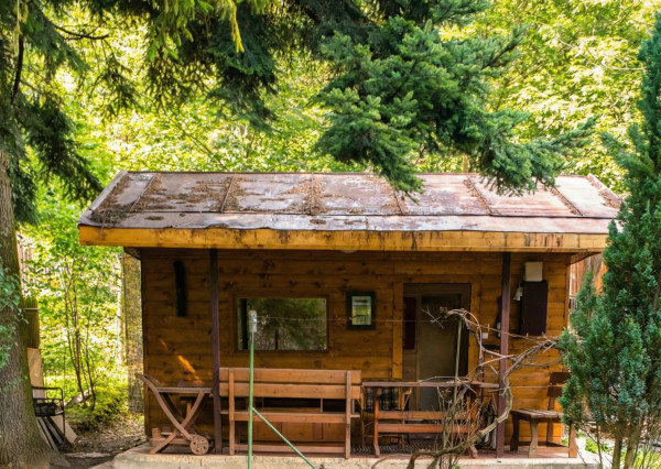NA PREDAJ! Lukratívny pozemok s chatou v Myslave