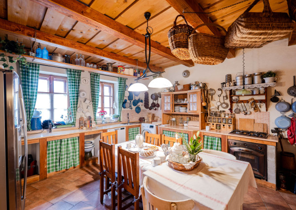 IBA U NÁS! Na predaj 7-izbový rodinný dom, 338 m2, Podhájska