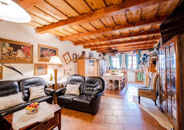 IBA U NÁS! Na predaj 7-izbový rodinný dom, 338 m2, Podhájska