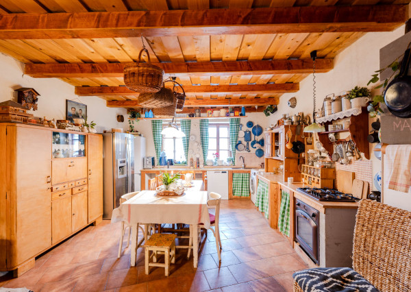 IBA U NÁS! Na predaj 7-izbový rodinný dom, 338 m2, Podhájska