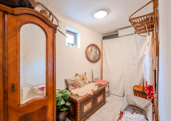 IBA U NÁS! Na predaj 7-izbový rodinný dom, 338 m2, Podhájska