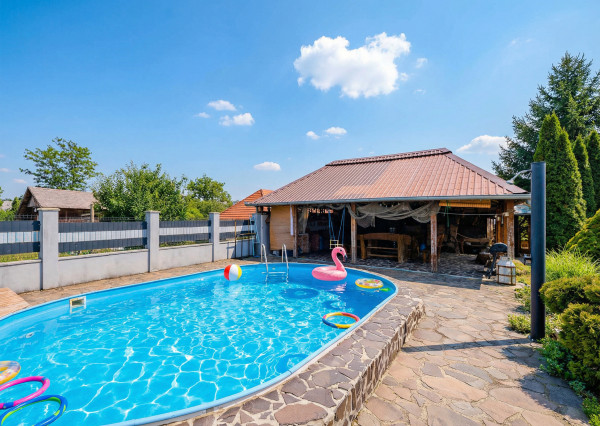 IBA U NÁS! Na predaj 7-izbový rodinný dom, 338 m2, Podhájska