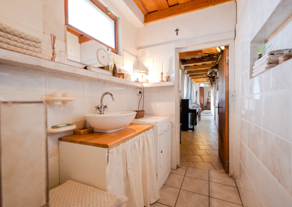 IBA U NÁS! Na predaj 7-izbový rodinný dom, 338 m2, Podhájska