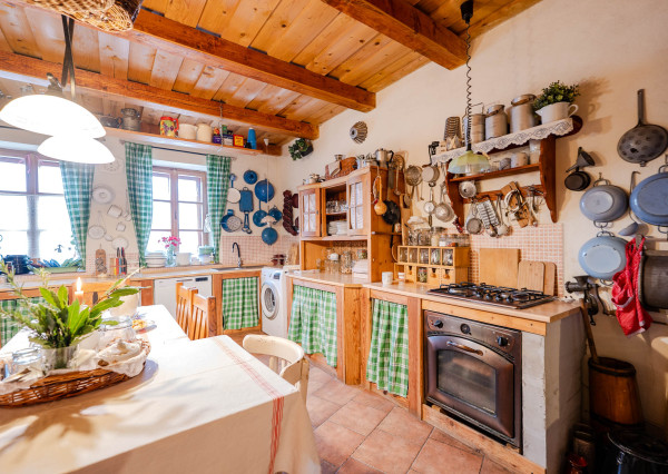 IBA U NÁS! Na predaj 7-izbový rodinný dom, 338 m2, Podhájska