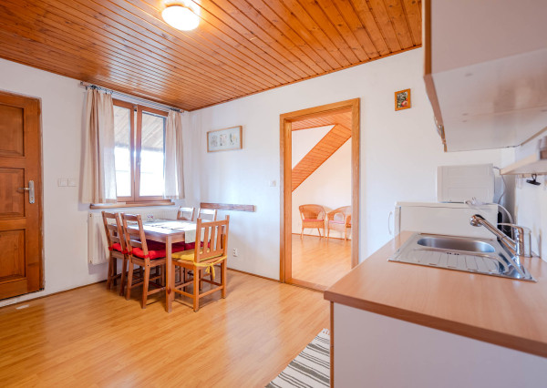 IBA U NÁS! Na predaj 7-izbový rodinný dom, 338 m2, Podhájska