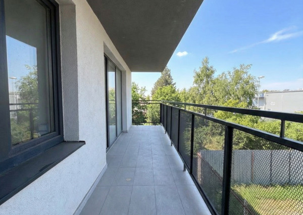 NA PREDAJ! priestranný 2 izbový byt s veľkometrážnou terasou