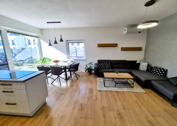 IBA U NÁS: Na predaj pekný 4i byt v rodinnom dome v Stupave.