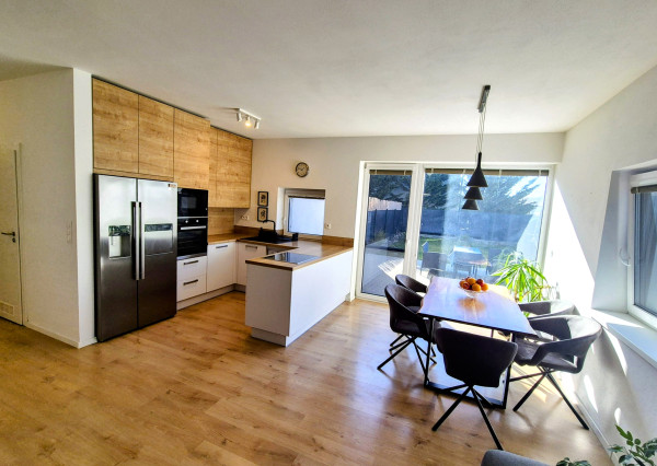 IBA U NÁS: Na predaj pekný 4i byt v rodinnom dome v Stupave.