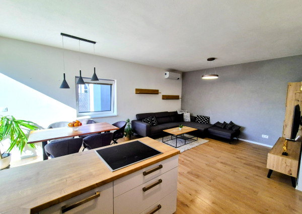 IBA U NÁS: Na predaj pekný 4i byt v rodinnom dome v Stupave.