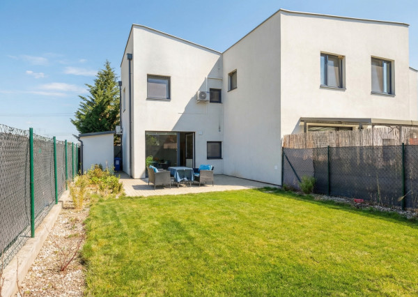 IBA U NÁS: Na predaj pekný 4i byt v rodinnom dome v Stupave.