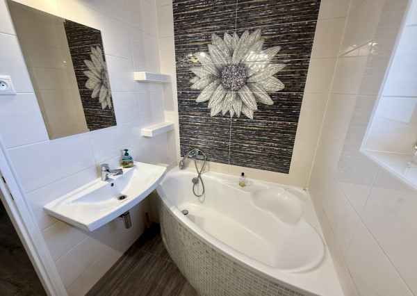 NA PREDAJ! 7 izbový zrekonštruovaný dvojgeneračný RD