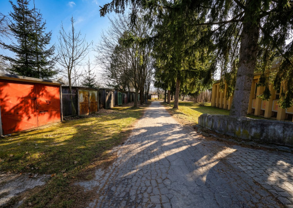 PREDAJ: Samostatne stojaca betónová garáž - Martin.