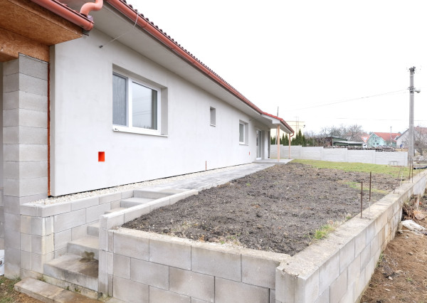 IBA U NÁS! Novostavba 4i. bungalov BYSTRIČANY okr. Prievidza