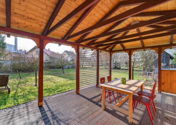 IBA U NÁS! Rodinný dom s krásnou záhradou - Lednické Rovne