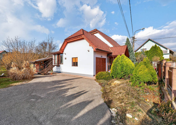 IBA U NÁS! Rodinný dom s krásnou záhradou - Lednické Rovne