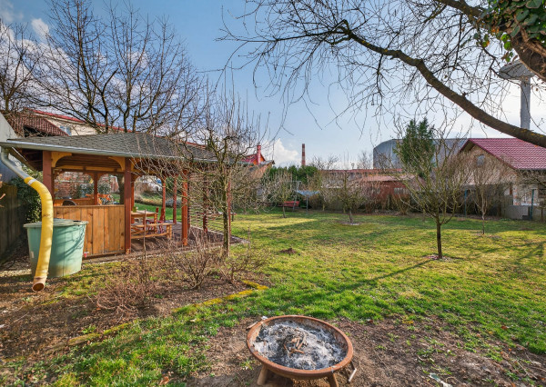 IBA U NÁS! Rodinný dom s krásnou záhradou - Lednické Rovne