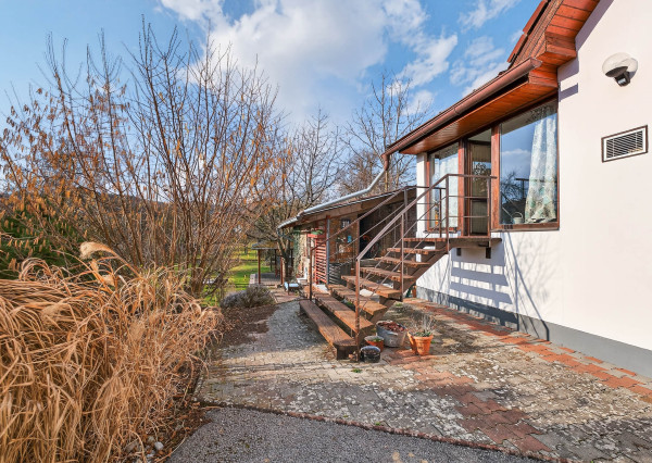 IBA U NÁS! Rodinný dom s krásnou záhradou - Lednické Rovne