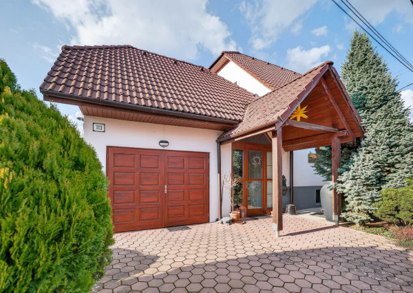 IBA U NÁS! Rodinný dom s krásnou záhradou - Lednické Rovne