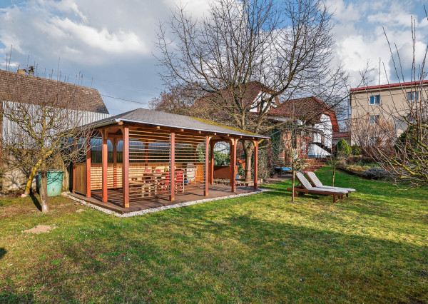 IBA U NÁS! Rodinný dom s krásnou záhradou - Lednické Rovne