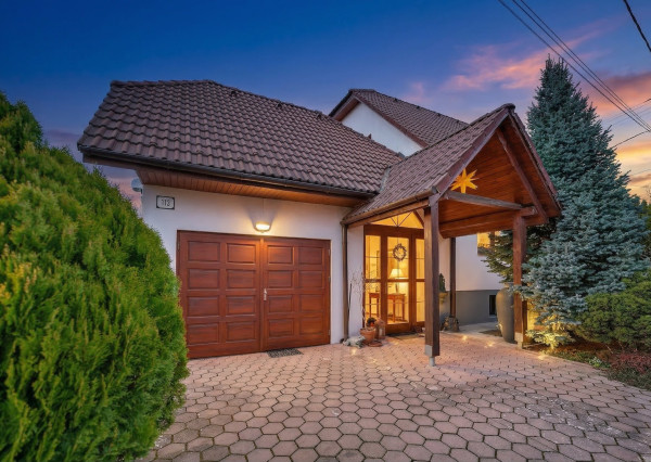 IBA U NÁS! Rodinný dom s krásnou záhradou - Lednické Rovne