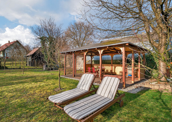 IBA U NÁS! Rodinný dom s krásnou záhradou - Lednické Rovne