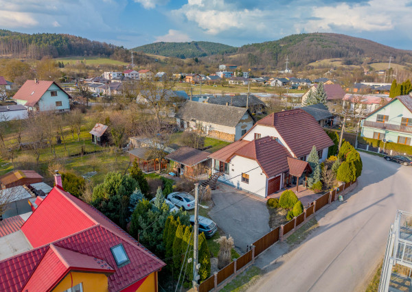 IBA U NÁS! Rodinný dom s krásnou záhradou - Lednické Rovne
