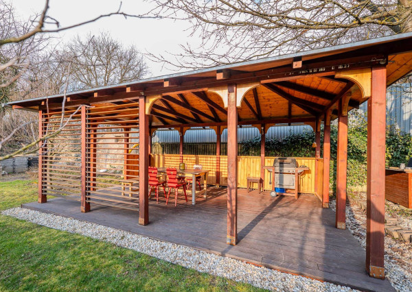 IBA U NÁS! Rodinný dom s krásnou záhradou - Lednické Rovne