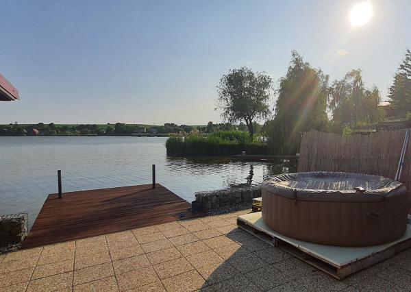 NA PREDAJ! 3-izbový murovaná chata pri jazere Tajvan – Čaňa