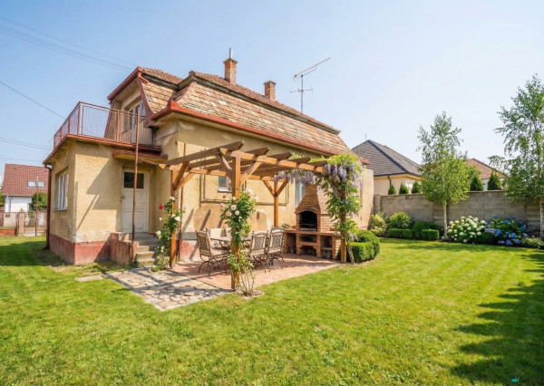 IBA U NÁS! Na predaj dom s potenciálom, 972m2, Bánovce n/B