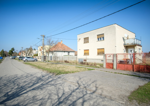 IBA U NÁS! 7 izbový dom s veľkým pozemkom 1685 m2 v pôvodnej časti Miloslavova - Investičná príležitosť