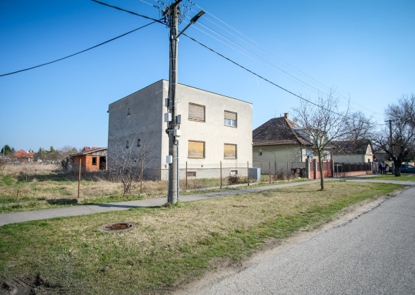 IBA U NÁS! 7 izbový dom s veľkým pozemkom 1685 m2 v pôvodnej časti Miloslavova - Investičná príležitosť