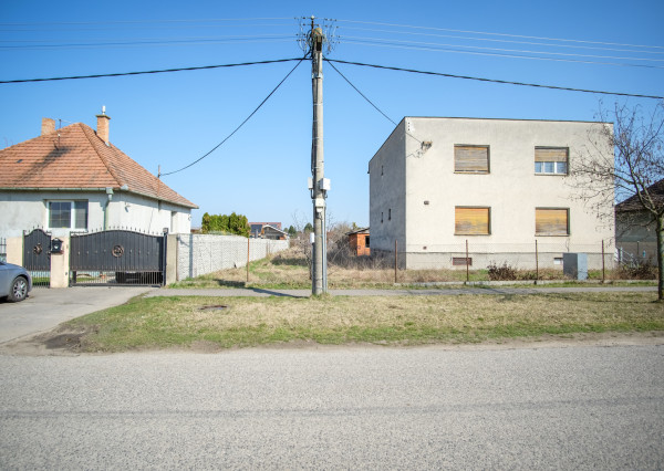 IBA U NÁS! 7 izbový dom s veľkým pozemkom 1685 m2 v pôvodnej časti Miloslavova - Investičná príležitosť