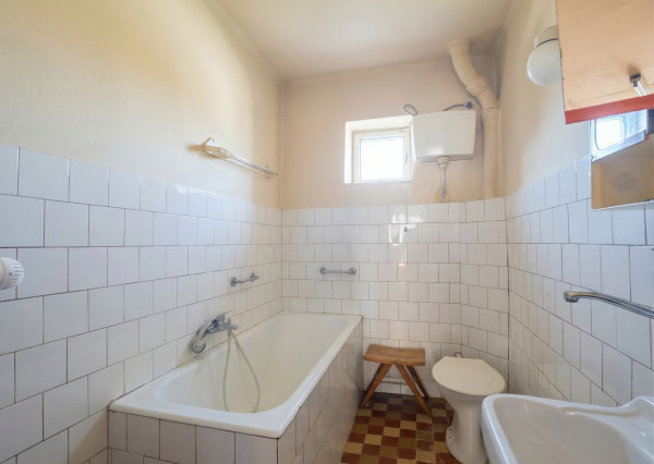 IBA U NÁS! 7 izbový dom s veľkým pozemkom 1685 m2 v pôvodnej časti Miloslavova - Investičná príležitosť