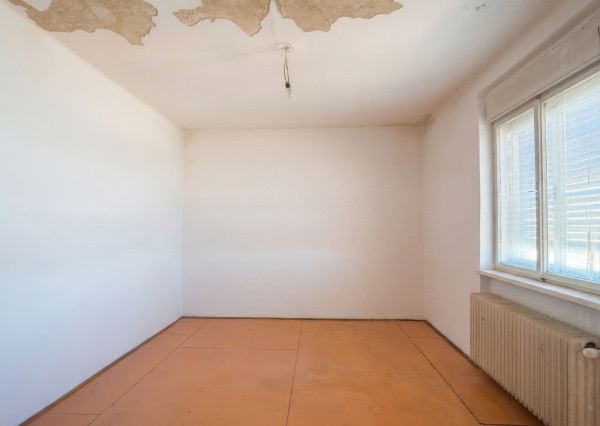 IBA U NÁS! 7 izbový dom s veľkým pozemkom 1685 m2 v pôvodnej časti Miloslavova - Investičná príležitosť