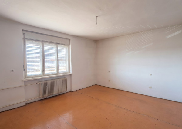 IBA U NÁS! 7 izbový dom s veľkým pozemkom 1685 m2 v pôvodnej časti Miloslavova - Investičná príležitosť