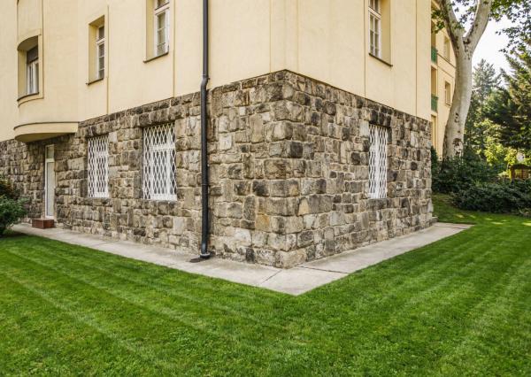IBA U NÁS! Staromestský 2 izbový byt v pôvodnom stave, 83 m²