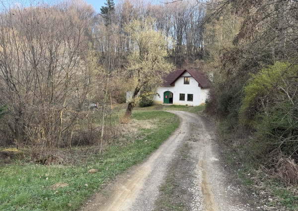IBA U NÁS! Rodinný dom na polosamote pri lese - Nová Bošáca
