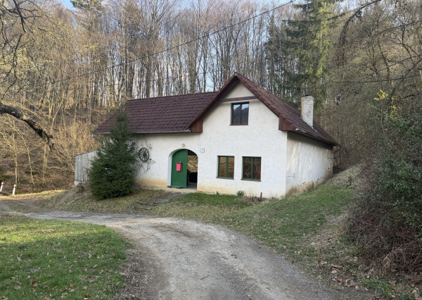 IBA U NÁS! Rodinný dom na polosamote pri lese - Nová Bošáca