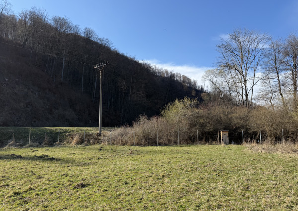 NA PREDAJ! Rekreačný pozemok pri potoku v obci Valaská Belá