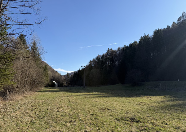 NA PREDAJ! Rekreačný pozemok pri potoku v obci Valaská Belá